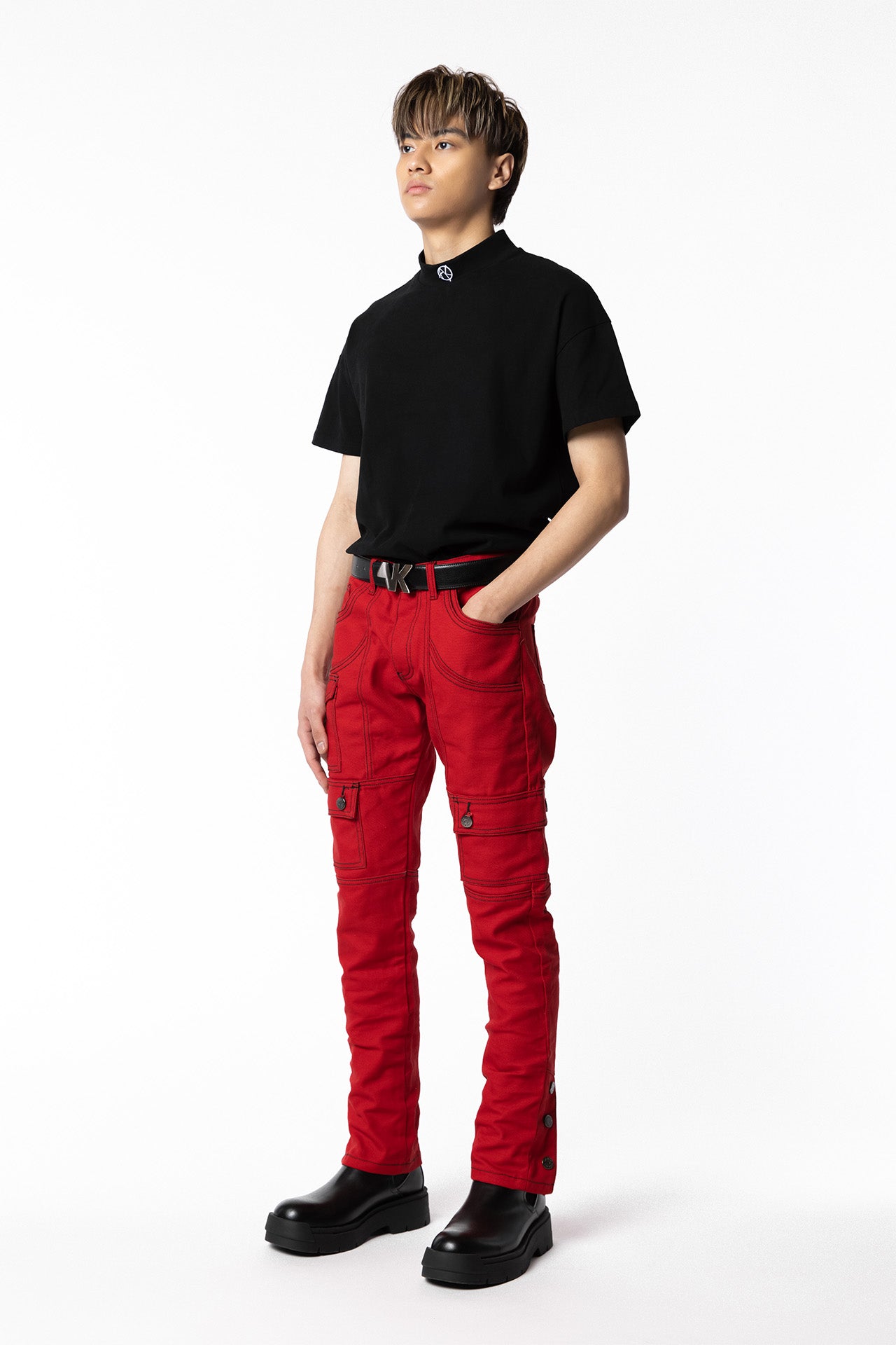 MODEL WEARING AKINGS MOCKNECK LOGO AND RED KYLE SNAP CARGO