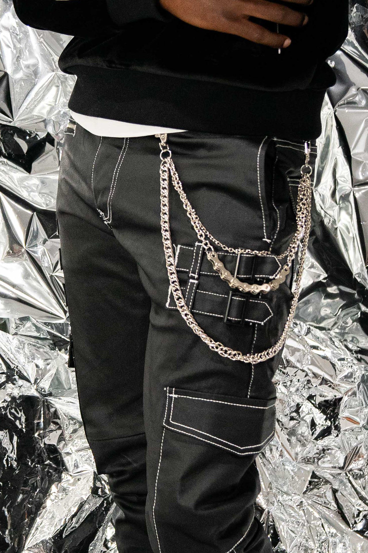 close up details of TRIPLE PANTS CHAIN - AKINGS