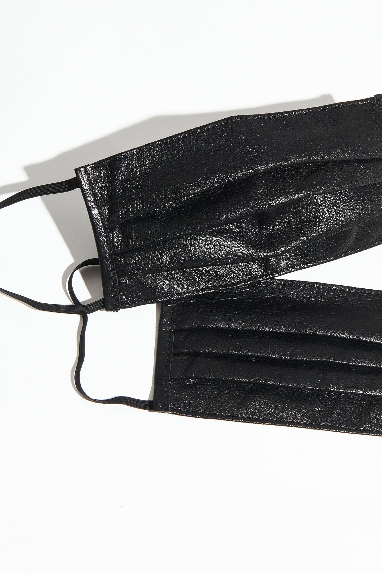 “Front view of AKINGS Onyx Face Mask, deep black Onyx color