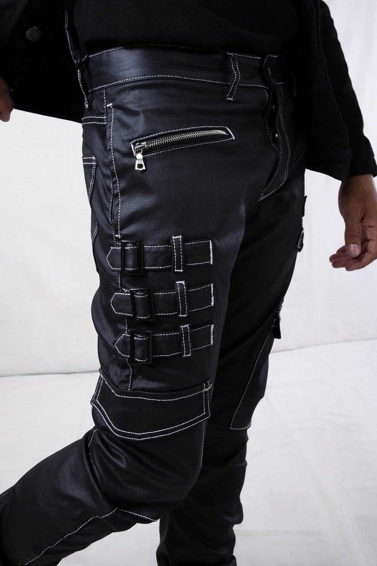 CLOSE UP SHOWING WHITE STITCH LINES ALONG SEAMS ON OMARI JEANS