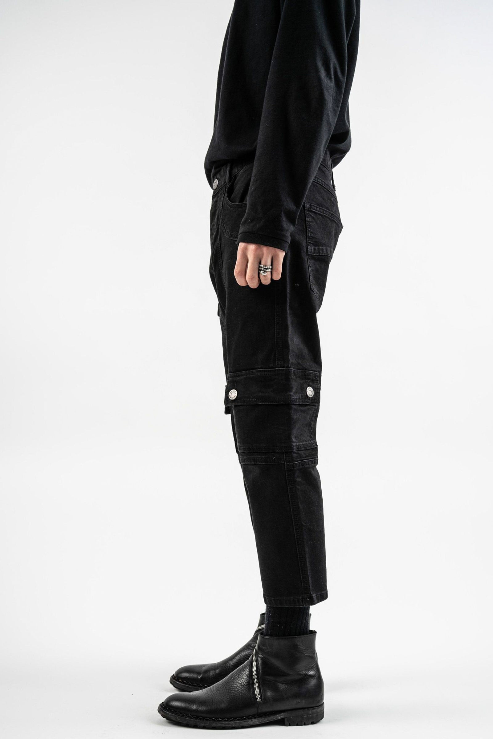 DETAILS OF POCKETS ON THE SIDE ON KYLE KROP