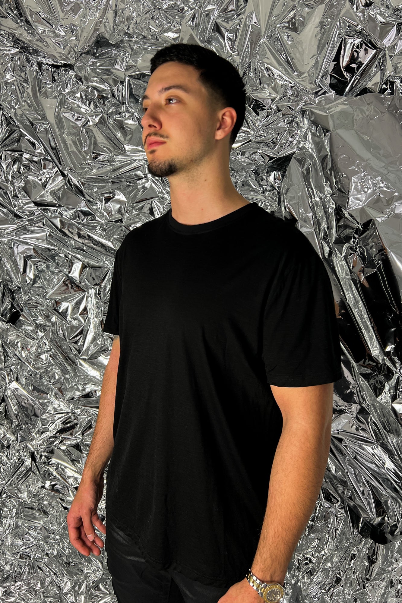 side view, model in color black