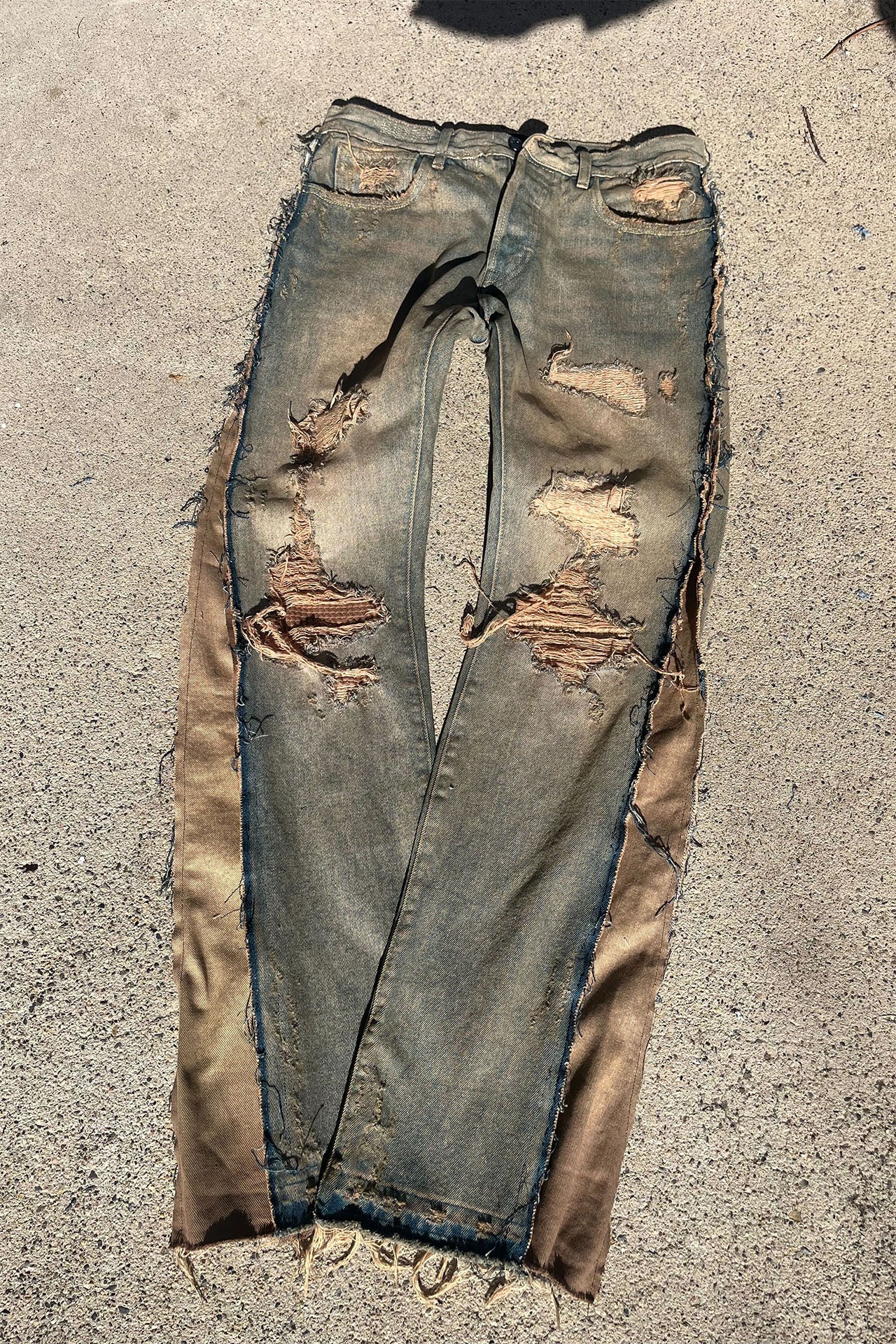 DISTRESSED SANDBLASTED JEANS