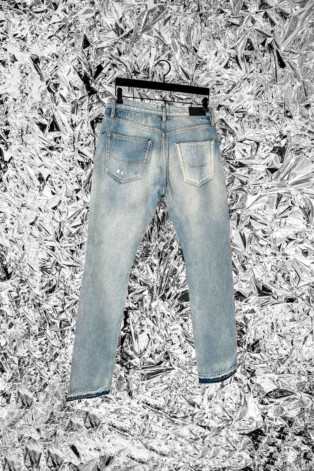 BLUE DISTRESSED JEANS