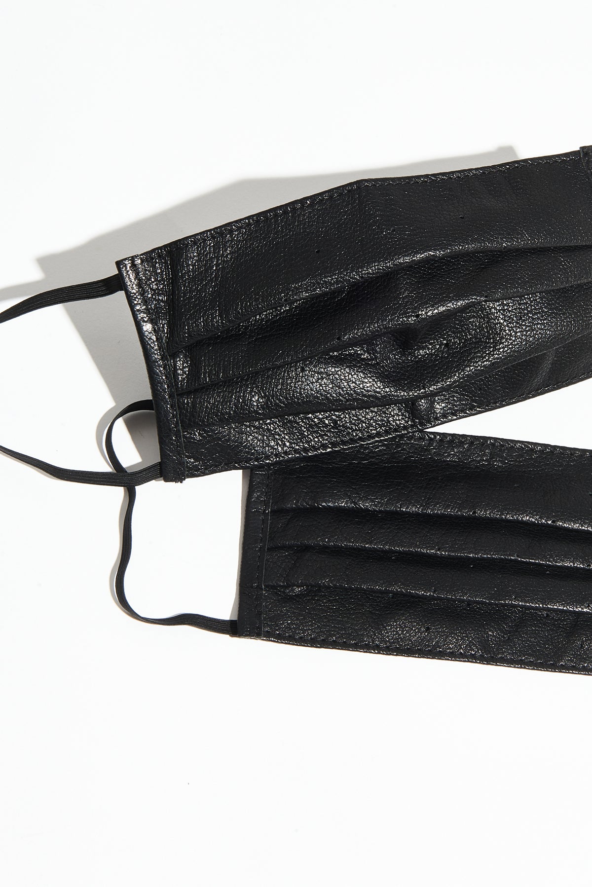 “Front view of AKINGS Onyx Face Mask, deep black Onyx color