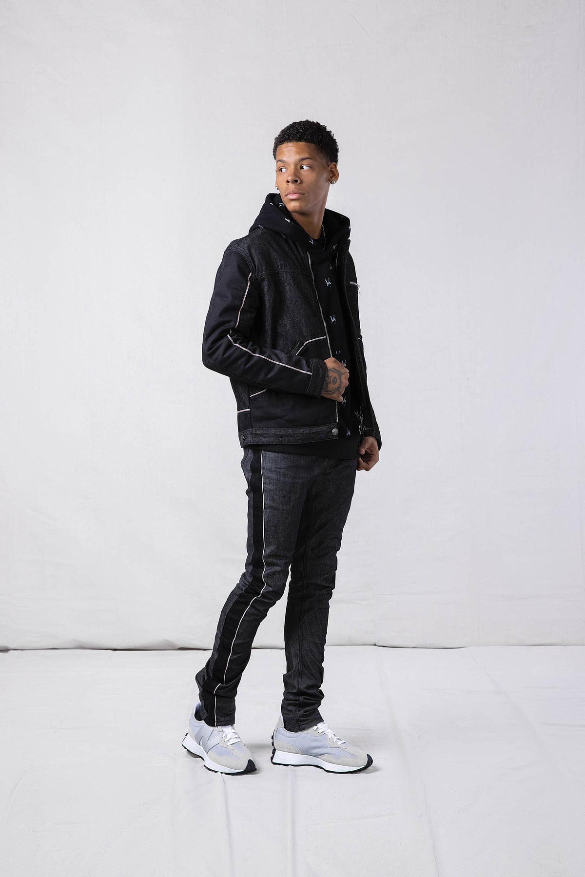 MODEL WEARING SIZE 32 OF JAMESON