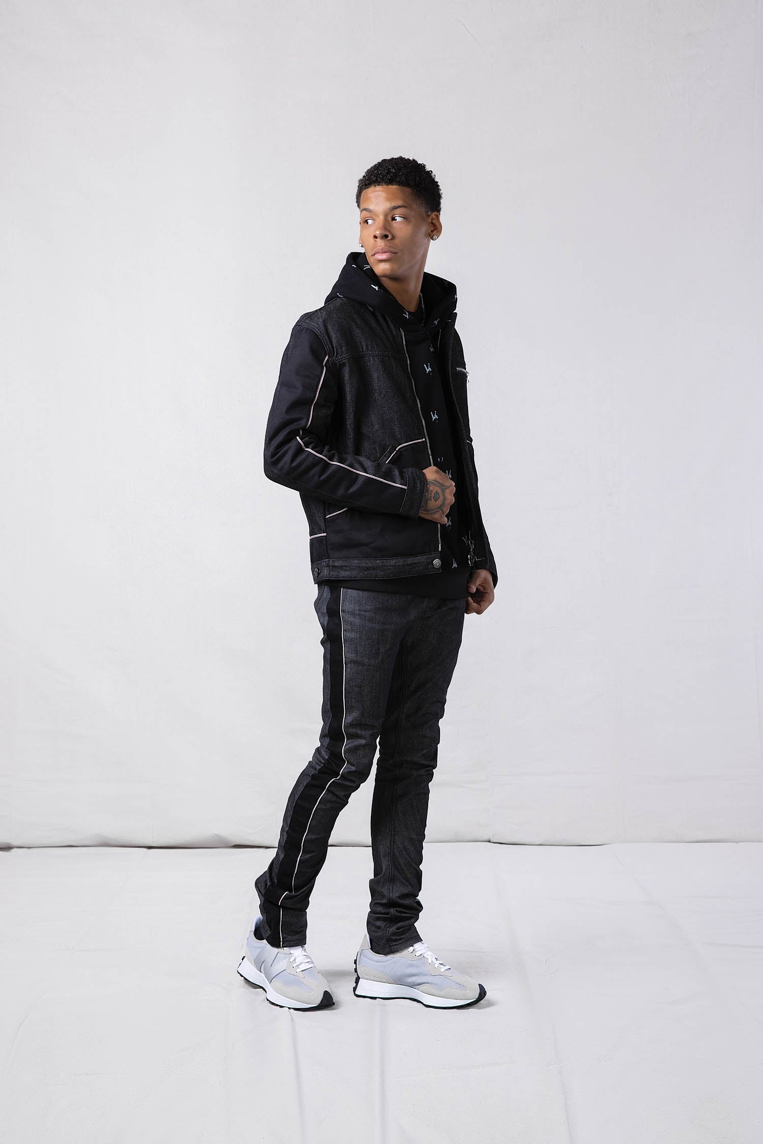 MODEL WEARING SIZE 32 OF JAMESON