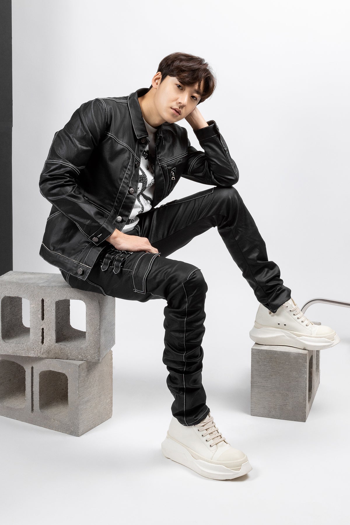 MODEL WEARING SIZE MEDIUM OF VICTOR BLACK WAXED JACKET