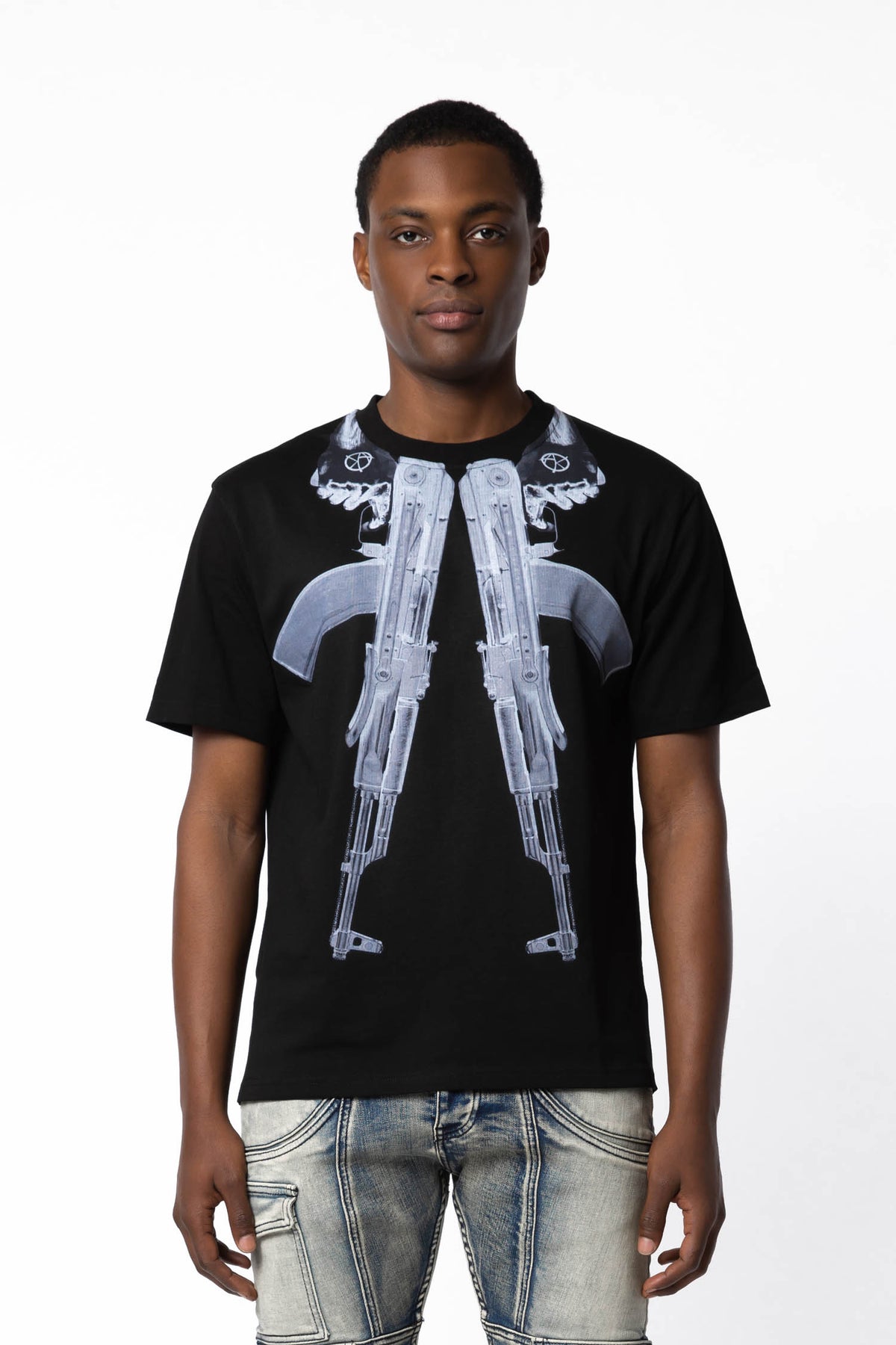 AKIMBO T-SHIRT - AKINGS black color, front graphic design”
