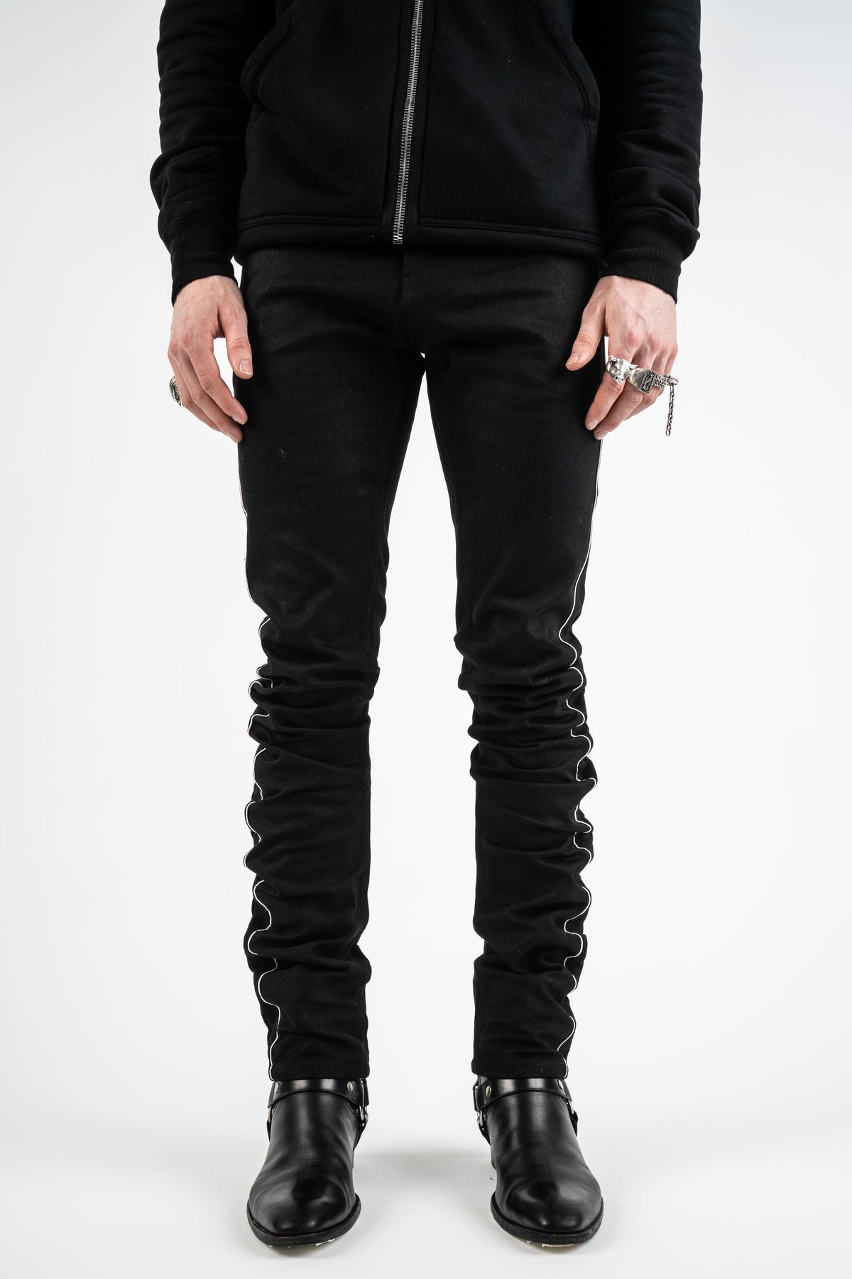 Front view of AKINGS Varick showing the fit