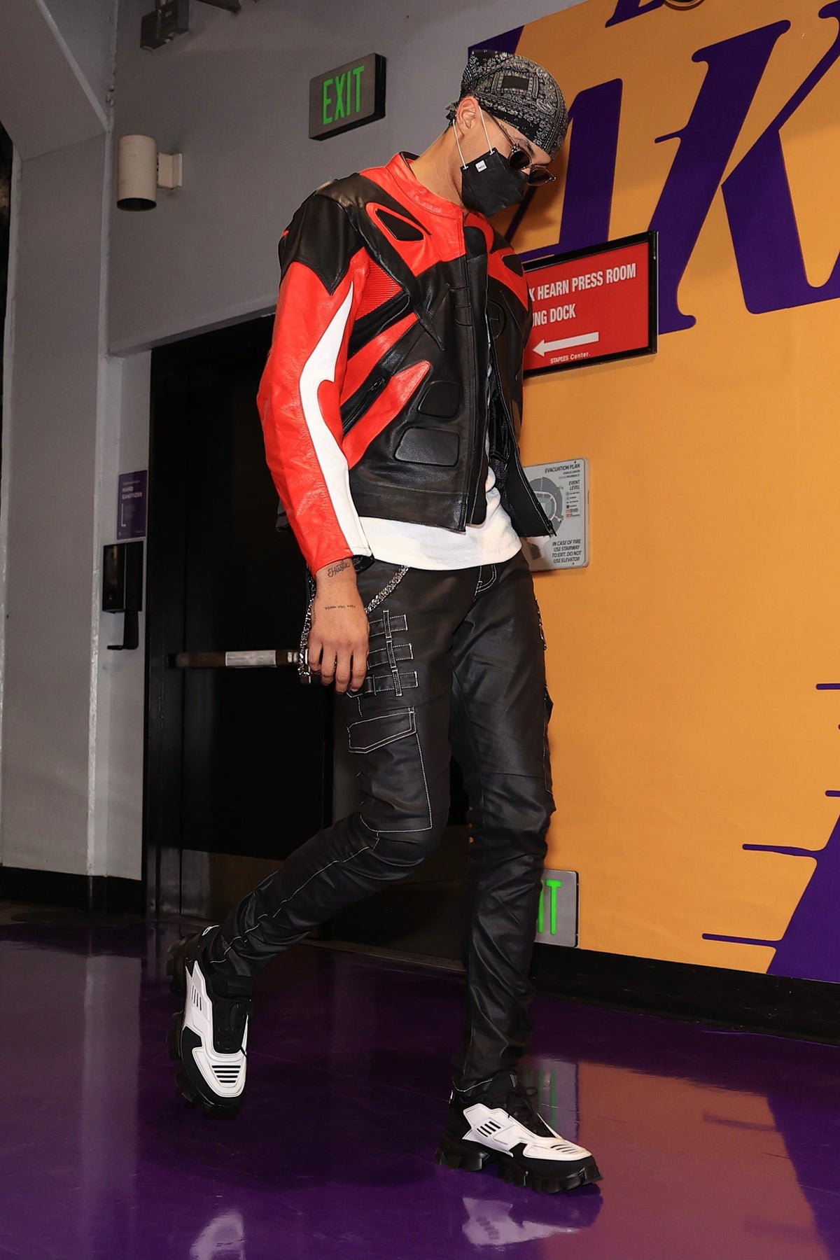 BASKETBALL PLAYER WEARING OMARI WHITE STITCH IN SIZE 38