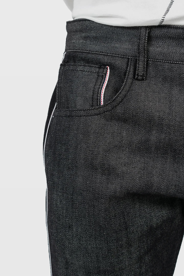 CLOSE UP VIEW OF POCKET